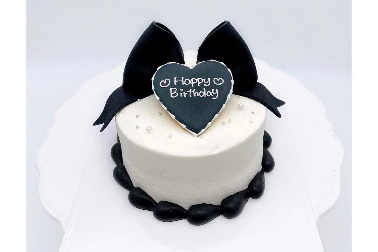 リボンケーキ（黒） – 【オーダーケーキの通販・専⾨店】⼤阪堀江の