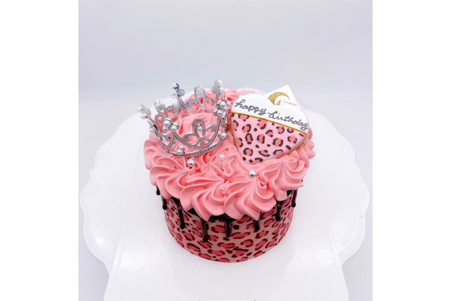 レオパード柄ケーキ（赤） – 【オーダーケーキの通販・専⾨店】⼤阪